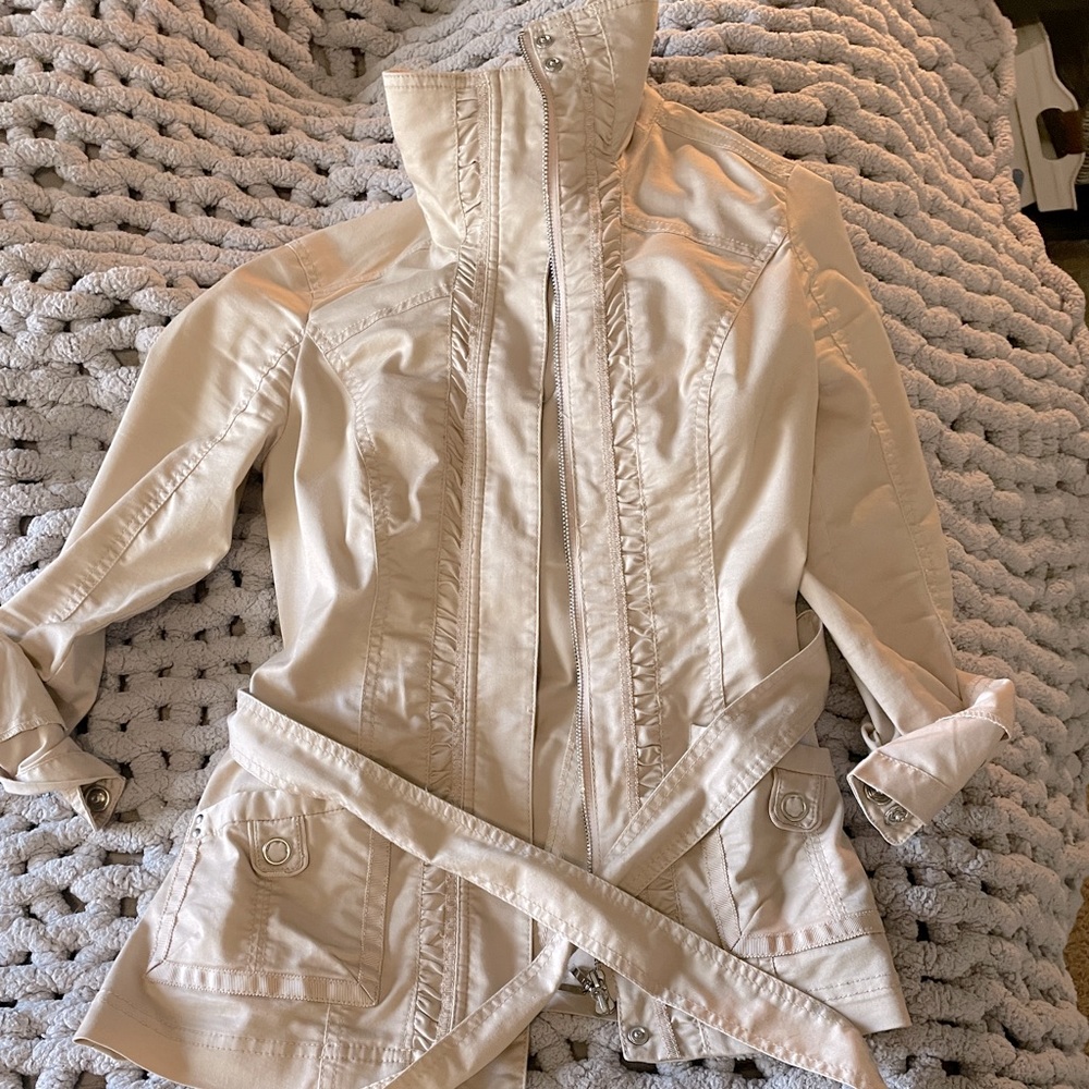 Women’s utility jacket in khaki.